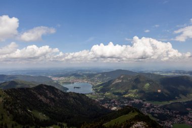 Brecherspitze dağında dağ yürüyüşü, Schliersee Gölü yaz zamanı Bavyera, Almanya