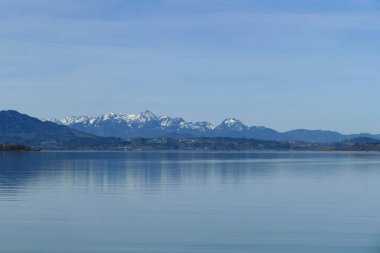 Bahar zamanı Almanya, Bavyera 'da Chiemsee Gölü Panoraması