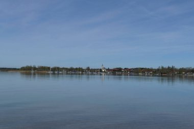 Bahar zamanı Almanya, Bavyera 'da Chiemsee Gölü Panoraması