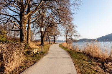Bahar zamanı Almanya 'da Tegernsee Gölü, Bavyera' da dairesel yürüyüş parkuru