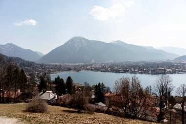 Bahar zamanı Almanya 'da Tegernsee Gölü, Bavyera' da dairesel yürüyüş parkuru