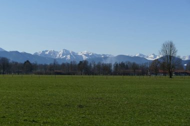 İlkbaharda Rechelberg Dağı, Bavyera, Almanya 'ya dağ yürüyüşü
