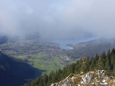Tegernsee Gölü, Bodenschneid dağı turu, Bavyera, Almanya, ilkbahar zamanı