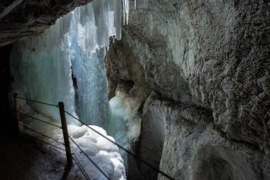 Partnachklamm ya da Partnach kışın Bavyera, Almanca