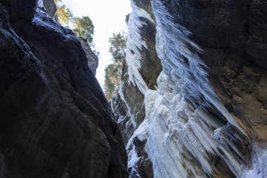 Partnachklamm ya da Partnach kışın Bavyera, Almanca