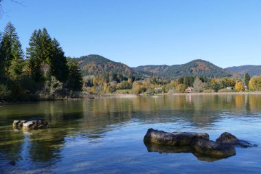 Bahar zamanı Almanya 'da Tegernsee Gölü, Bavyera' da dairesel yürüyüş parkuru