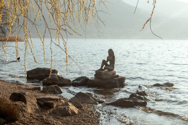 Bahar zamanı Almanya, Bavyera 'daki Tegernsee Gölü' nde deniz kızı heykeli