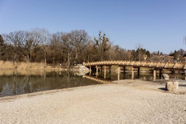 Bahar zamanı Almanya 'da Tegernsee Gölü, Bavyera' da dairesel yürüyüş parkuru