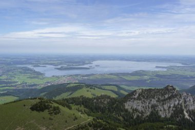 Chiemsee Gölü, Kampenwand dağı Bavyera, Almanya 'da ilkbahar zamanı