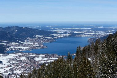 Wallberg dağından Tegernsee Gölü, Bavyera, Almanya 'ya, kışın