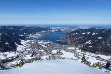 Wallberg dağından Tegernsee Gölü, Bavyera, Almanya 'ya, kışın