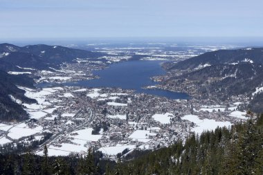 Wallberg dağından Tegernsee Gölü, Bavyera, Almanya 'ya, kışın