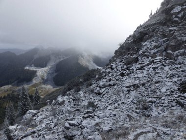 Bahar zamanı Bodenschneid dağına, Bavyera 'ya, Almanya' ya dağ yürüyüşü