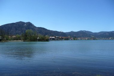 Tegernsee Gölü, Bodenschneid dağı turu, Bavyera, Almanya, ilkbahar zamanı