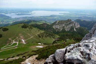 Chiemsee Gölü, Kampenwand dağı Bavyera, Almanya 'da ilkbahar zamanı