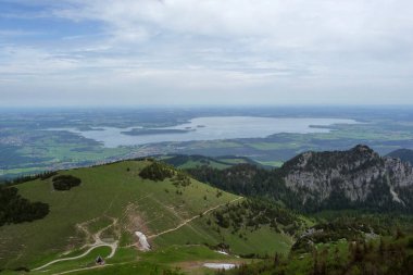 Chiemsee Gölü, Kampenwand dağı Bavyera, Almanya 'da ilkbahar zamanı