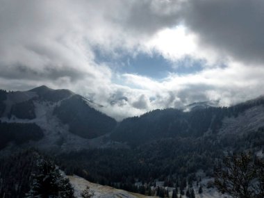 Bahar zamanı Bodenschneid dağına, Bavyera 'ya, Almanya' ya dağ yürüyüşü