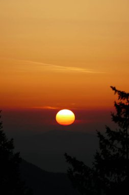 Günbatımı Rechelberg dağında, Bavyera, Almanya, kışın