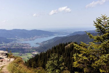 Tegernsee Gölü, Bodenschneid dağı turu, Bavyera, Almanya, ilkbahar zamanı