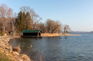 Bahar zamanı Almanya 'da Tegernsee Gölü, Bavyera' da dairesel yürüyüş parkuru