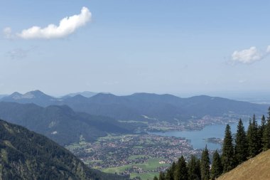 Tegernsee Gölü, Bodenschneid dağı turu, Bavyera, Almanya, ilkbahar zamanı