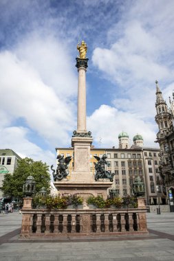 Marienplatz 'da Marian birliği, Münih, Bavyera, Almanya' da yaya bölgesi.