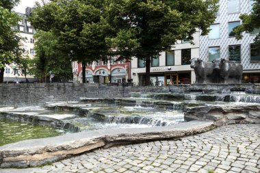 Münih 'te Rindermarkt, Bavyera, Almanya' da yaz mevsiminde yaya bölgesi