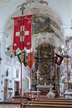 Yaz mevsiminde Almanya 'nın Bavyera eyaletindeki Münih Yolu' ndaki kilise.