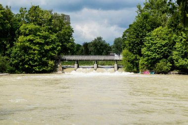 Münih 'te Isar nehri yürüyüşü, Münih Yolu, St. James, Bavyera, Almanya