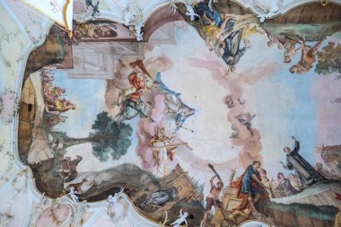 Yaz mevsiminde Almanya 'nın Bavyera eyaletindeki Münih Yolu' ndaki kilise.