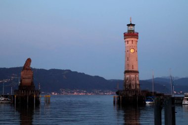 Constance Gölü kıyısında Lindau Limanı, Almanya, Bavyera, yaz mevsiminde