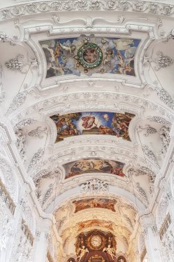 Manastır Benediktbeuren, Bavyera, Almanya Yazın St. James Isar Loisach Tiroler Ache Inn Yolu