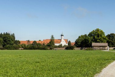 Manastır Benediktbeuren, Bavyera, Almanya Yazın St. James Isar Loisach Tiroler Ache Inn Yolu