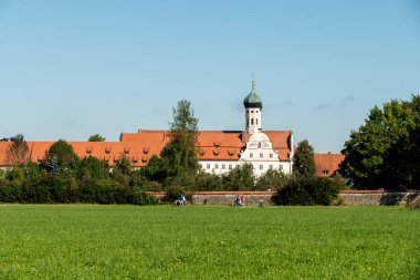 Manastır Benediktbeuren, Bavyera, Almanya Yazın St. James Isar Loisach Tiroler Ache Inn Yolu