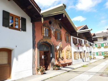 Mittenwald, Bavyera, Almanya 'da geleneksel ev resmi, St. James Isar Loisach Tiroler Ache Inn' in Yolu