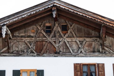 Mittenwald, Bavyera, Almanya 'da geleneksel ev resmi, St. James Isar Loisach Tiroler Ache Inn' in Yolu