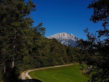 St. James Isar Loisach Tiroler Ache in Yolu 'nda Avusturya' nın Tyrol şehrinde Motz 'a yürüyüş yolu