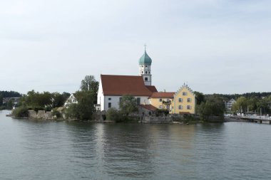 St. George Kilisesi ve yazın Almanya, Constance Gölü 'nde Wasserburg papaz konutu.