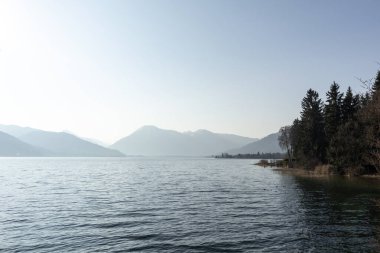 Bahar zamanı Almanya 'da Tegernsee Gölü, Bavyera' da dairesel yürüyüş parkuru