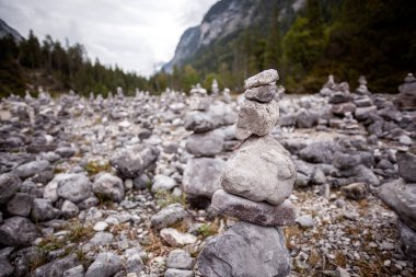 Sonbaharda Avusturya 'nın Scharnitz kentindeki Isar Nehri kaynaklı manzara