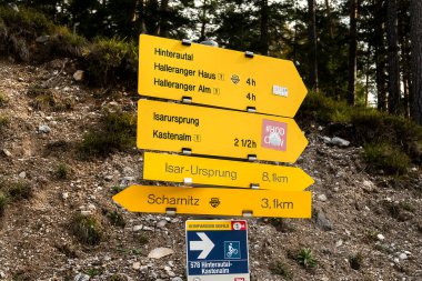 Sonbaharda Avusturya, Scharnitz, Isar nehir kökeni işareti