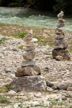 Sonbaharda Avusturya 'nın Scharnitz kentindeki Isar Nehri kaynaklı manzara