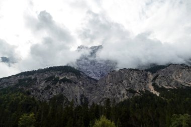 Sonbaharda Avusturya 'nın Scharnitz kentindeki Isar Nehri kaynaklı manzara