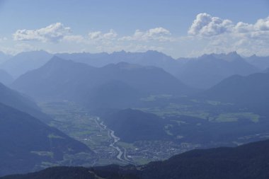 Sonbaharda Avusturya 'nın Karwendel Hohenweg kentindeki Nordlinger barakasından panoramik manzara Hohe Munde