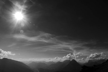 Sonbaharda Avusturya 'nın Karwendel Hohenweg kentindeki Nordlinger barakasından panoramik manzara Hohe Munde