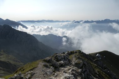Sonbaharda Avusturya 'nın Karwendel Hohenweg kentinde panoramik manzara Nordlinger kulübesi