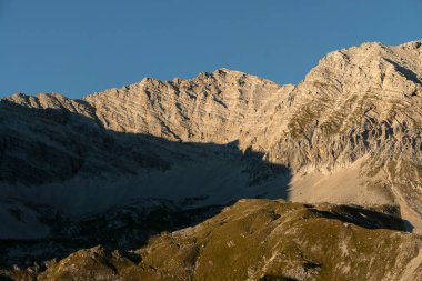 Sonbaharda Avusturya 'nın Karwendel Hohenweg kentindeki Karwendel dağlarında günbatımı