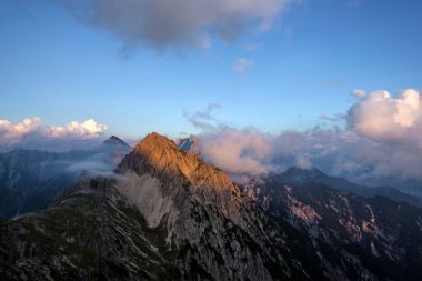 Sonbaharda Avusturya 'nın Karwendel Hohenweg kentindeki Nordlinger barakasından panoramik manzara Freyungen dağları