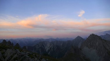 Sonbaharda Avusturya 'nın Karwendel Hohenweg kentindeki Nordlinger barakasından panoramik manzara
