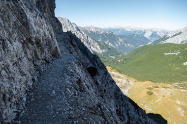 Karwendel dağlarındaki Goetheweg patikası Karwendel Hohenweg, Avusturya sonbaharda